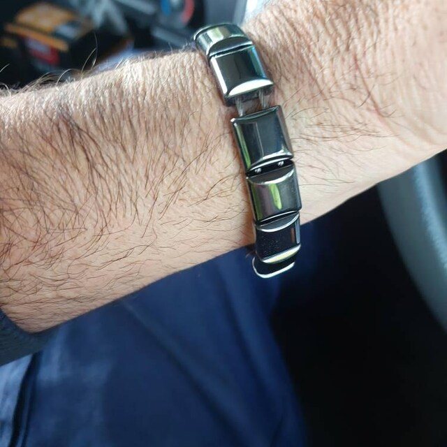 Éclipse Pure Hematite Bracelet worn by customer M — photo 2