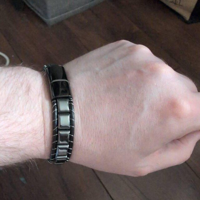 Éclipse Pure Hematite Bracelet worn by customer K — photo 3