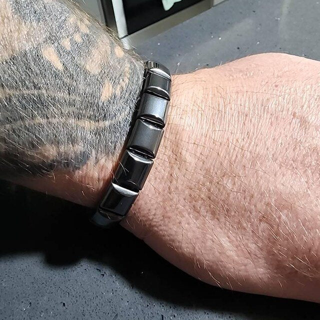 Éclipse Pure Hematite Bracelet worn by customer B — photo 4
