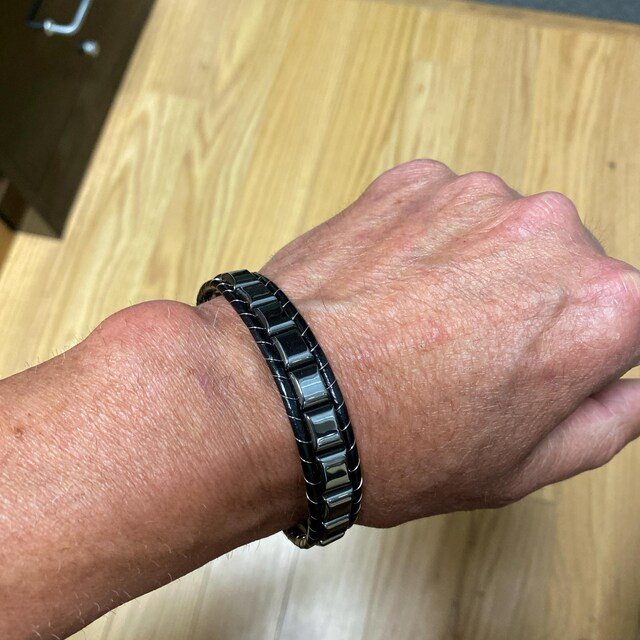 Éclipse Pure Hematite Bracelet worn by customer S — photo 6