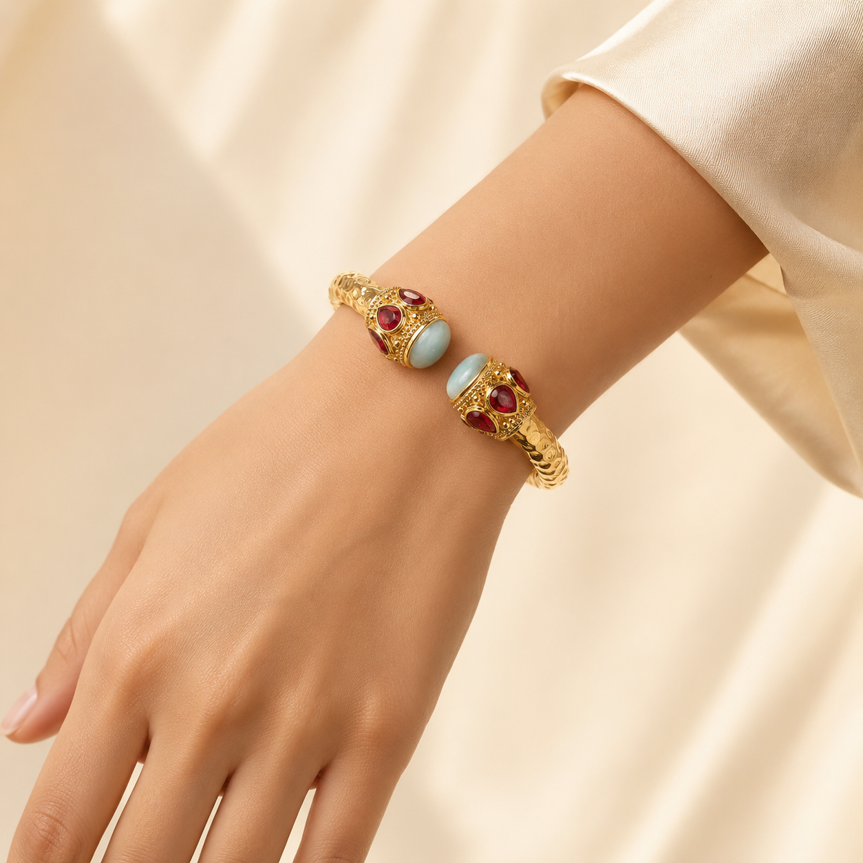 Réa Sculptural Aquamarine Gold Bangle
