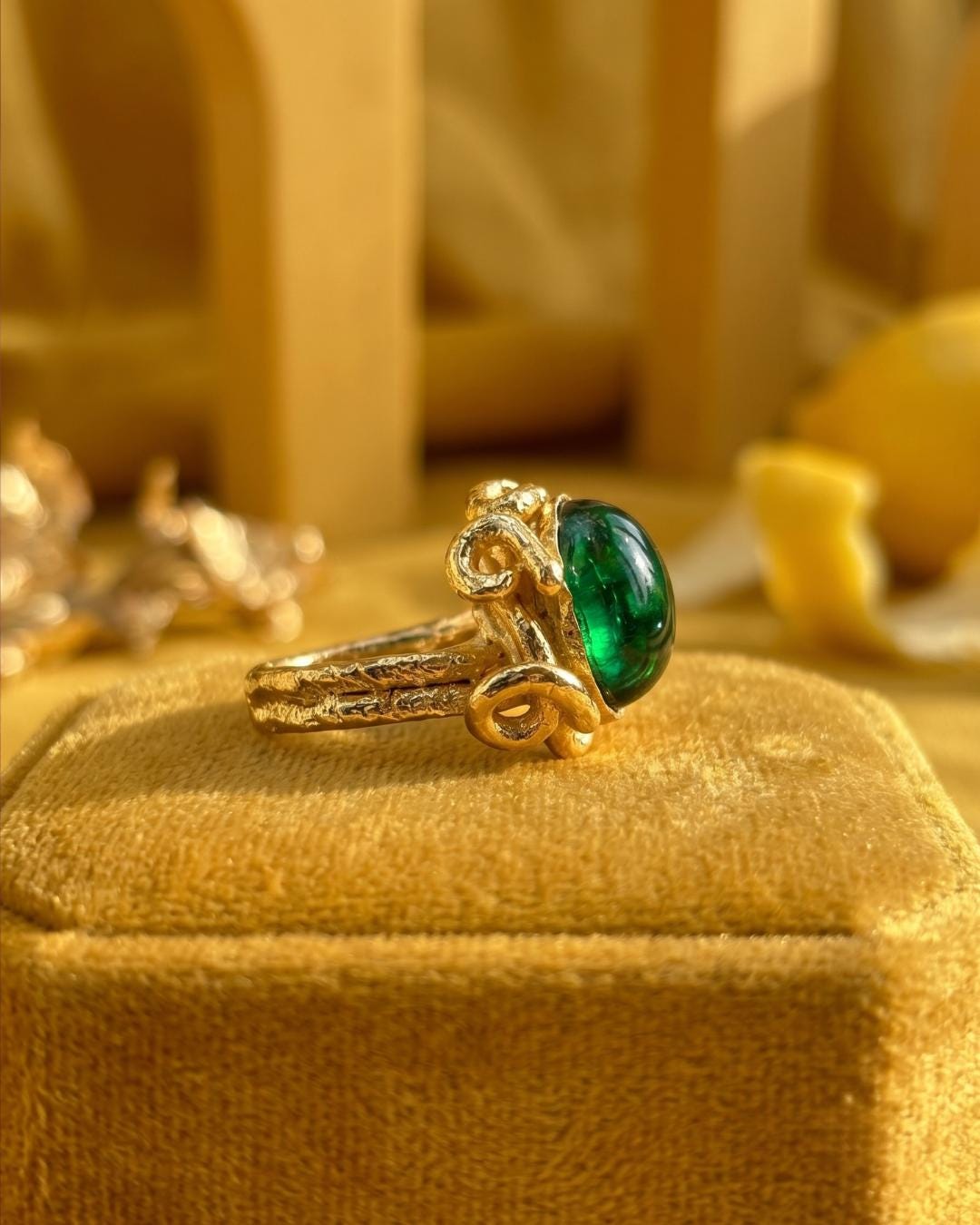 Green Stone Baroque Gold Ring — image 2