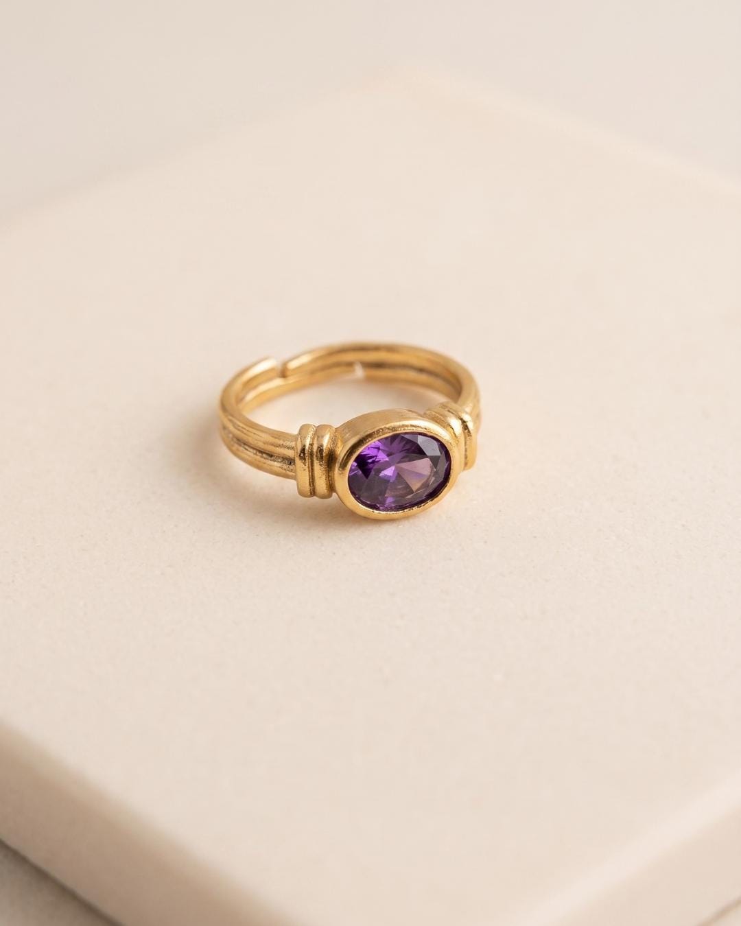 Oval Purple Stone Gold Ring – Vintage Style — image 2