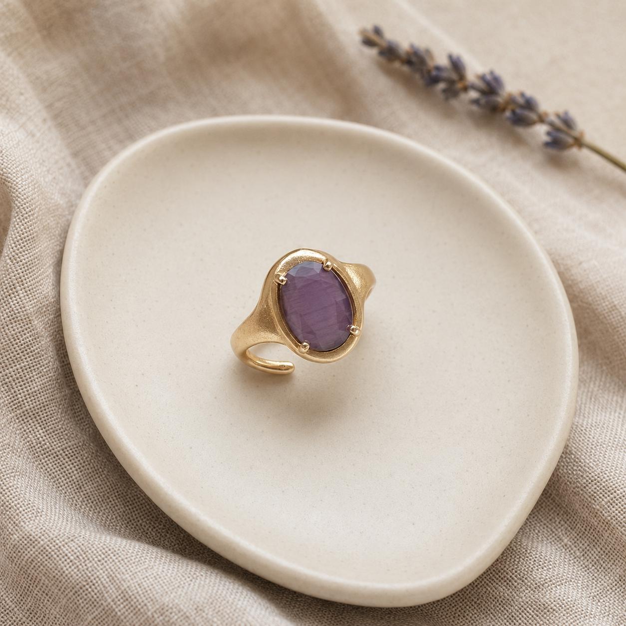 Large Oval Purple Stone Gold Ring — image 7