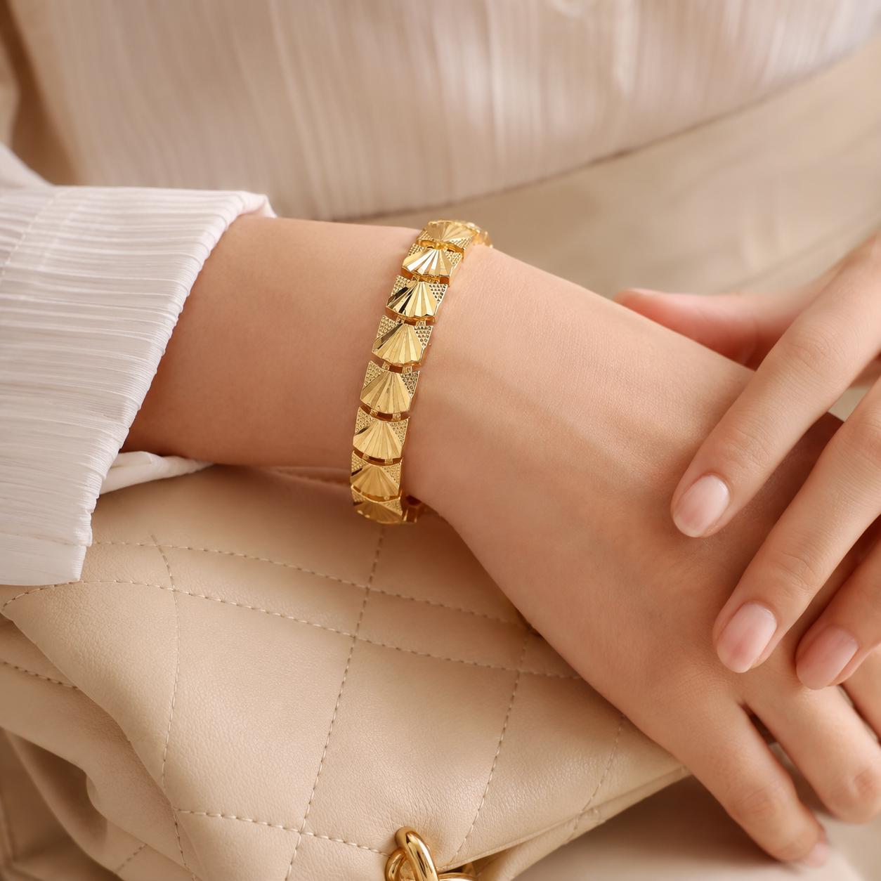 Seashell Gold Bangle — image 6