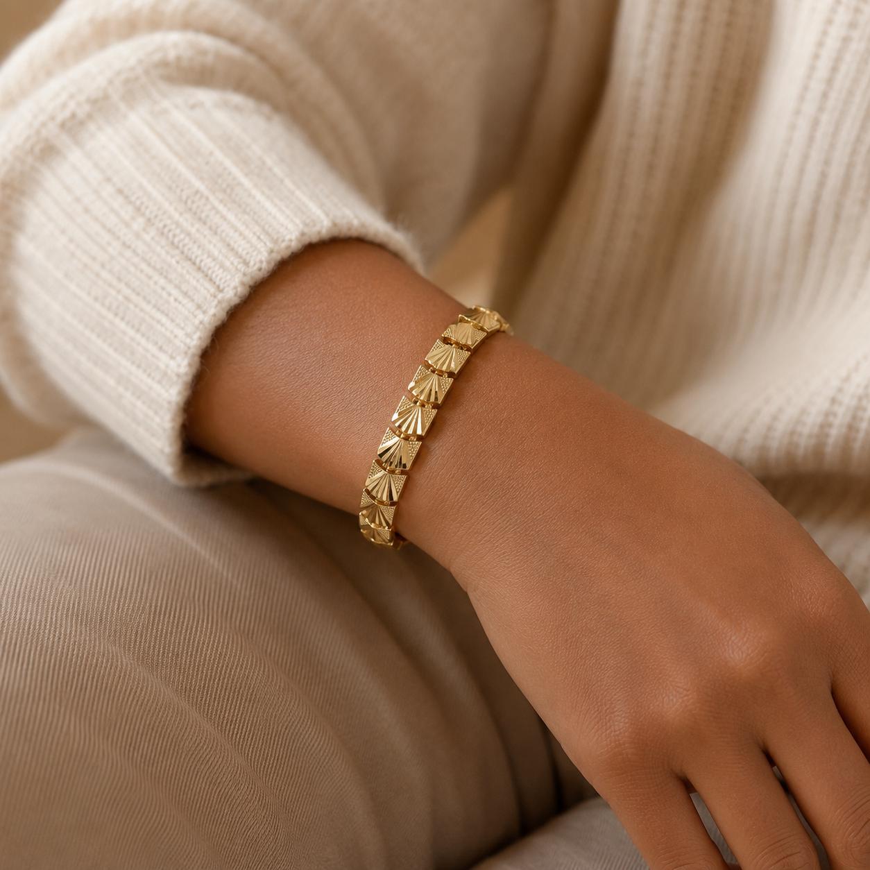 Seashell Gold Bangle — image 7