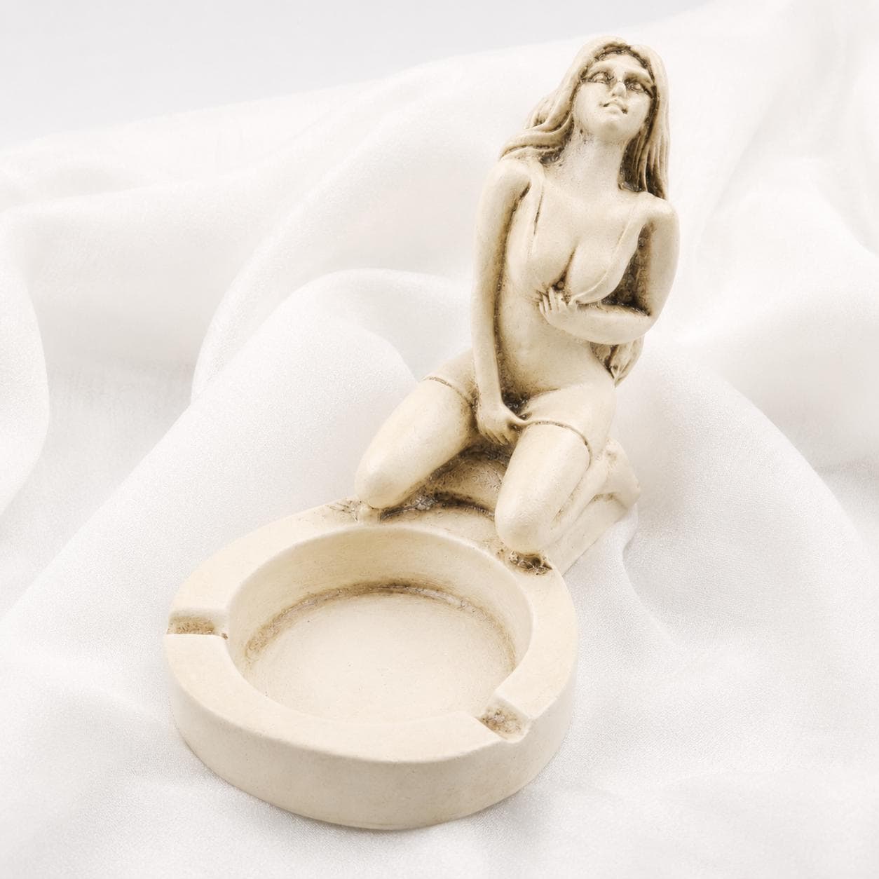 Sculptural Woman Figure Ashtray – Four Colors — image 4